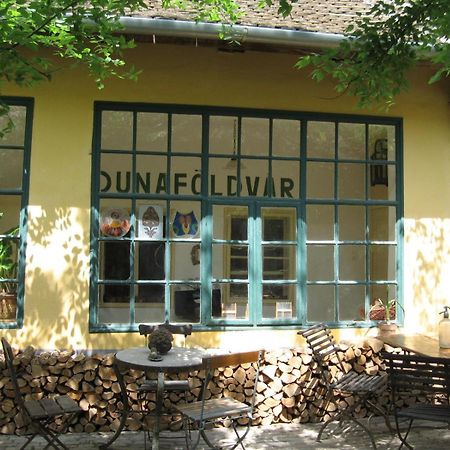 Rozmaringos Udvarhaz Dunafoldvar Buitenkant foto
